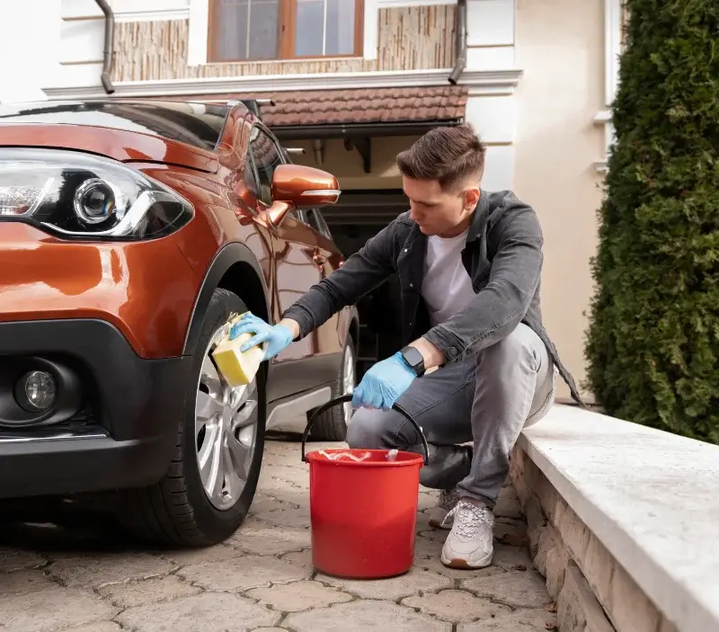 Lavage auto à domicile Crevant-Laveine : professionnel intervenant sur un véhicule